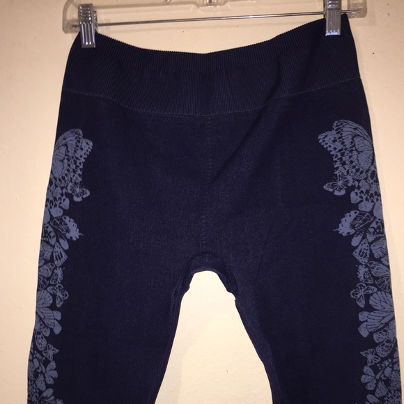Fabletics Pants - FABLETICS, butterflies 🦋,blue Capri-leggings LG
